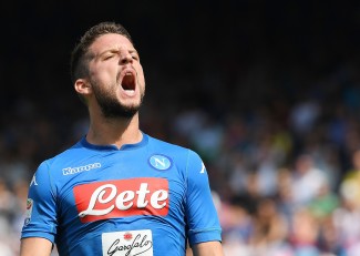 NAPLES, ITALY - OCTOBER 01:  Dries Mertens of SSC Napoli in action during the Serie A match between SSC Napoli and Cagliari Calcio at Stadio San Paolo on October 1, 2017 in Naples, Italy.  (Photo by Francesco Pecoraro/Getty Images)